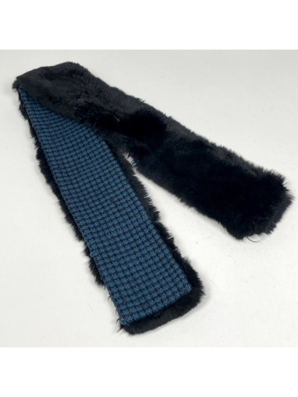 Chanel CC Logo Fur Scarf Shawl Fur Black Blue - Picture 2 of 7